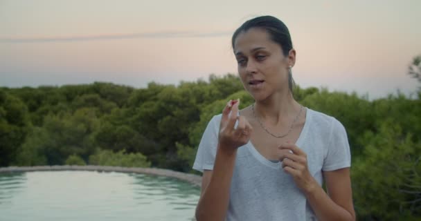 Mooi slank meisje genieten van de smaak van vers geplukte vijgen in dennenbos — Stockvideo