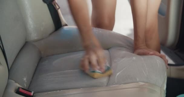 Närbild kvinna händer rengöring ljus färg fordon säten bil underhåll — Stockvideo