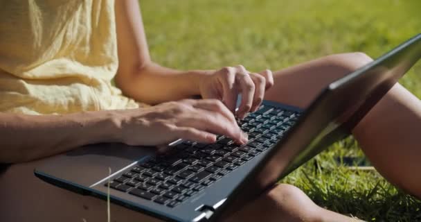 Fechar as mãos de mulher freelance trabalhando ao ar livre com laptop digitando no teclado — Vídeo de Stock
