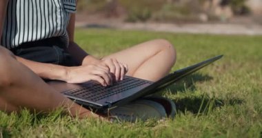 Klavyede dizüstü bilgisayarla çalışan serbest çalışan kadının ellerini kapat.