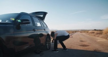 Genç bir kadın taşra yolunda giderken lastiği patlamış araba kazası geçirmiş. 