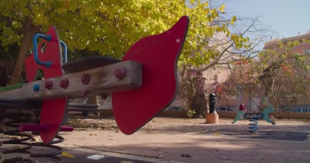 Leere Schaukel auf Hof in der Stadt auf Spielplatz in Gartenschule Saite Holzschaukel — Stockvideo