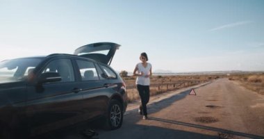 Genç bir kadın taşra yolunda giderken lastiği patlamış araba kazası geçirmiş. 