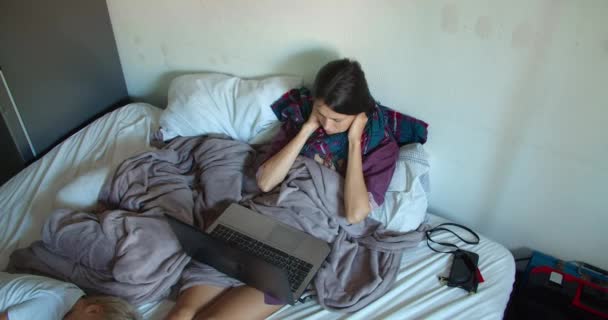 Doença mulher branca sofre de dores de garganta e dores de ouvido e trabalha em casa — Vídeo de Stock
