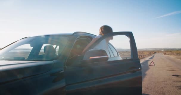 Porucha vozidla na cestování mladá žena řidič outs of the car opening hood — Stock video