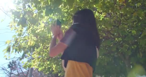 Turista femenina en gafas de sol con cámara de smartphone para hacer vídeo — Vídeo de stock