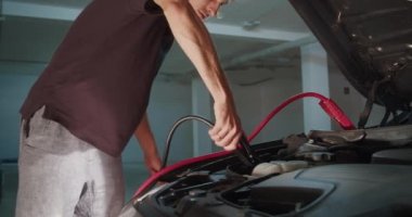 Aracın arızalı pilleri için şarj kablosu sökülüyor