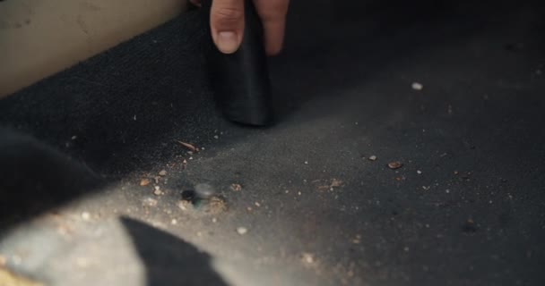 Kvinna hand närbild rengöring smutsig bil golv med dammsugare — Stockvideo