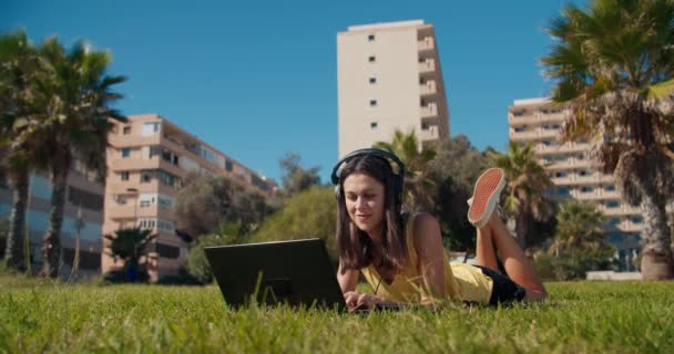 Jong mooi freelance vrouw werken buiten in park spreken met vriend — Stockvideo