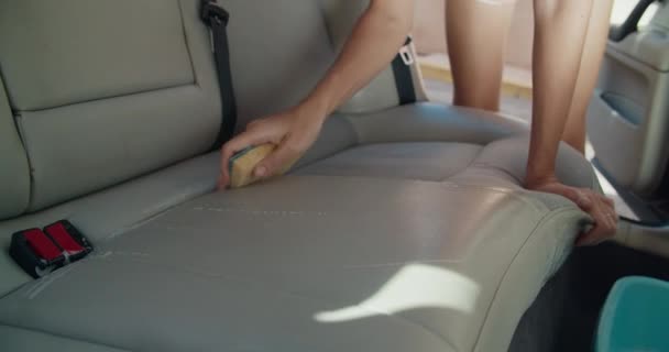 Mâinile femeii se închid făcând curățenie profesională umedă de scaune de vehicul — Videoclip de stoc