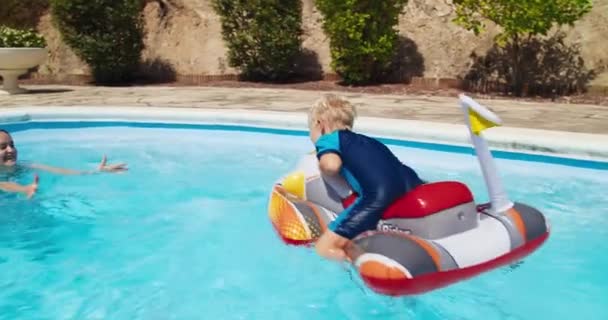 Barn som har roligt i poolen med mormor och hans moster hund springer runt — Stockvideo