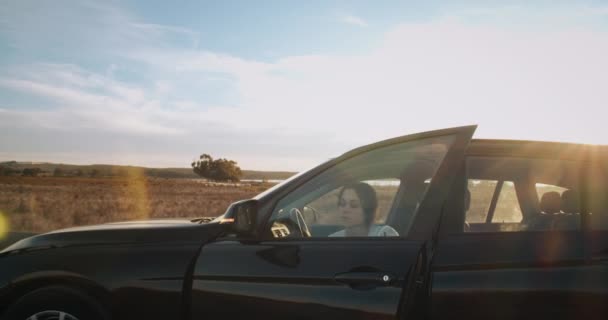 Desglose del vehículo en el viaje, mujer joven saliendo de la campana de apertura del coche — Vídeo de stock
