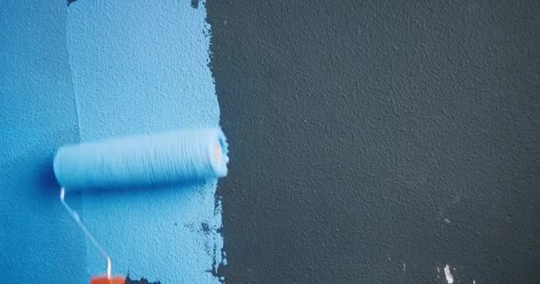 손을 감고 페인트 로울러 를 쥐고 집을 수리하는 벽을 다시 칠하는 여인 — 비디오