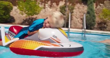 Çocuk büyükannesi ve köpeğiyle yüzme havuzunda eğleniyor.