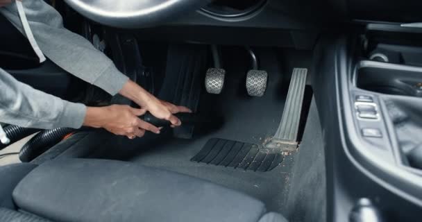 Mujer mano de cerca limpieza sucio coche piso con aspiradora — Vídeos de Stock