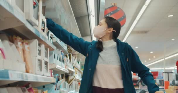 Retrato de una joven comprando en un supermercado para la familia — Vídeo de stock