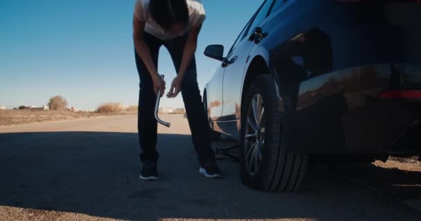 Giovane donna ha pneumatico incidente stradale piatto durante il viaggio su strada di campagna — Video Stock