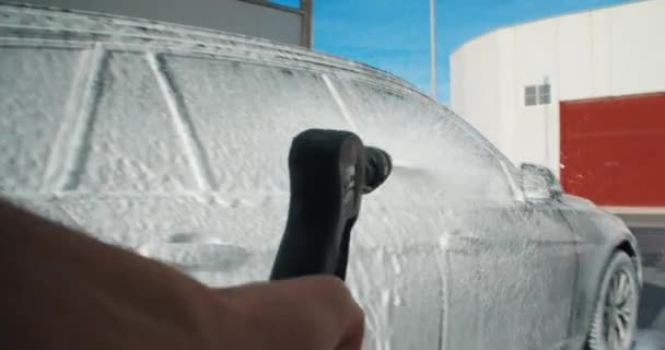 POV Cámara en primera persona ver el lavado de coches con cubierta de alta presión con espuma — Vídeo de stock