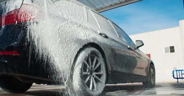 Jármű mosása nagynyomású bevonattal, fehér szappanhabbal — Stock videók