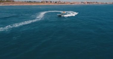Güneşli bir günde Akdeniz 'de muz teknesine binen bir turist.