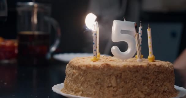 Fechar-se de bolo de aniversário com cinco anos de vela — Vídeo de Stock