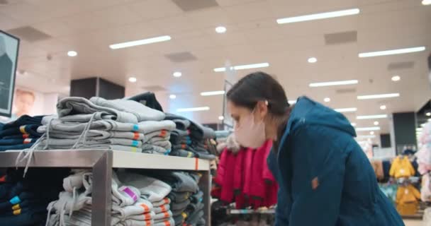 Joven hermosa mujer de compras con descuentos elegir ropa nueva — Vídeo de stock