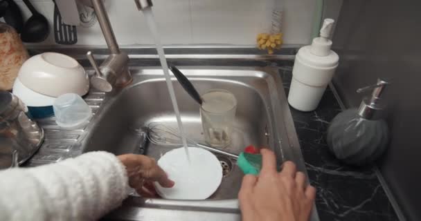 ハメ撮りカメラ女性手クローズアップ洗浄皿でキッチン — ストック動画