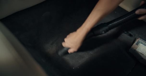 Nő kéz közelről takarítás piszkos autó padló porszívóval — Stock videók