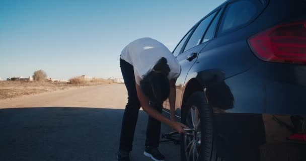 Jonge vrouw heeft band plat auto-ongeluk tijdens het reizen op het platteland weg — Stockvideo