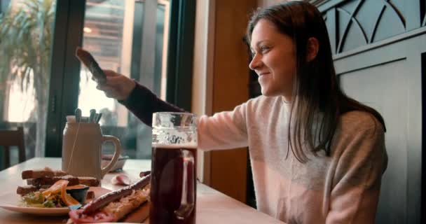 Joven mujer juguetona comiendo pan tostado en restaurante disfrutando del gusto — Vídeo de stock