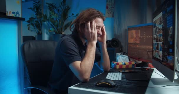 Freelancer editor de conteúdo trabalhando usando computador com dor de cabeça e doença — Vídeo de Stock