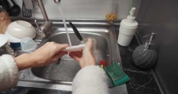 POV caméra femme mains gros plan lavage vaisselle dans cuisine — Video