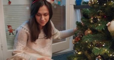 Mutlu Aile, kış tatilinden önce evde Noel ağacı süslüyor.