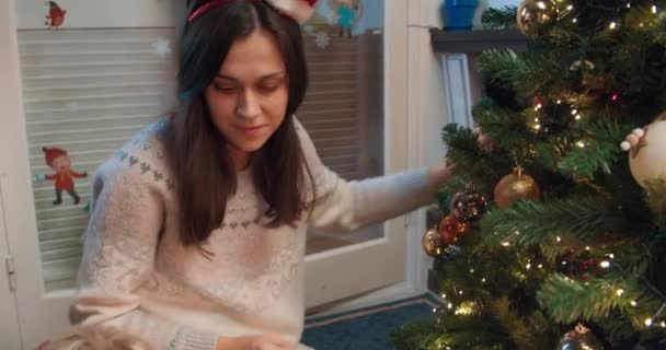 Happy Family insieme decorare l'albero di Natale a casa prima delle vacanze invernali — Video Stock