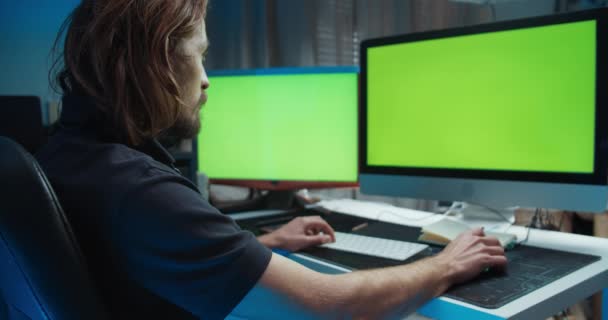 Lavoratore freelance utilizzando il computer e digitando sulla tastiera con schermo verde — Video Stock