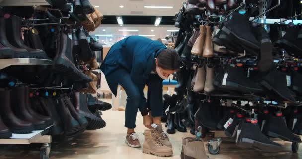 Woman during shopping tries new shoes legs — Vídeo de Stock