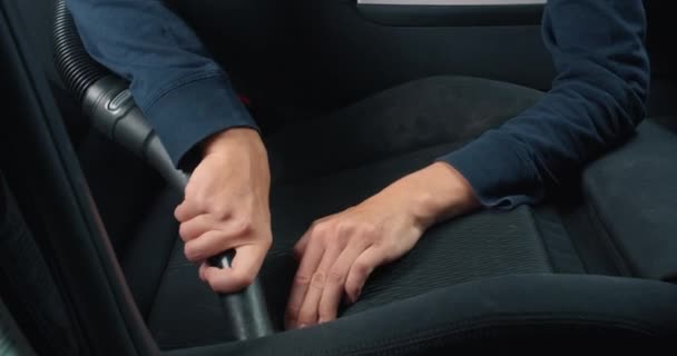 Kobieta ręce zbliżenie mycie wnętrze pojazdu z odkurzaczem w służbie — Wideo stockowe