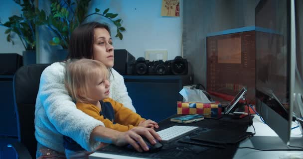 在家庭办公室从事计算机编辑视频工作的有创意的自由应聘妇女 — 图库视频影像