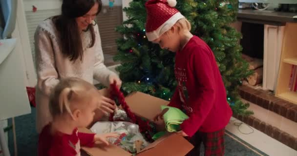 Familia feliz desembalaje decoración de Navidad en preparación para las vacaciones — Vídeos de Stock