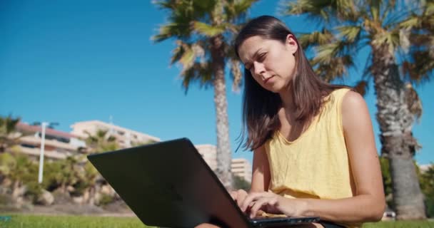 Szabadúszó nő dolgozik laptop számítógép és italok vizet palack — Stock videók