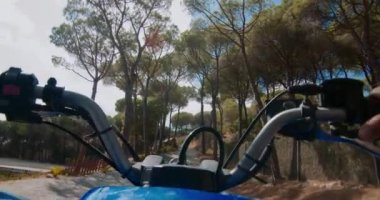 Kişisel perspektif. Biri kırsal alanda dörtlü bisiklet atv kullanıyor.