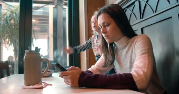 Mujer atractiva joven en el restaurante viendo el menú de código qr utilizando el teléfono inteligente — Vídeo de stock