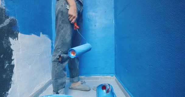 Joven casa pintor mujer sosteniendo rodillo en la mano tomando descanso — Vídeo de stock