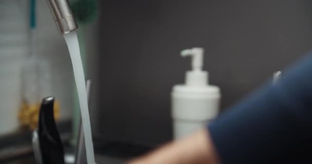 Homem mãos closeup lavar pratos em casa ajudando a sua esposa — Vídeo de Stock
