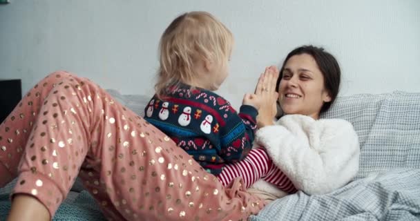 Glad lekfull familj mor och dotter som lägger sig på vardagsrummet — Stockvideo