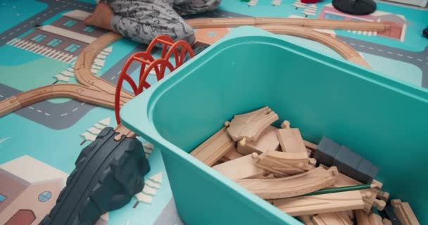 Дети руки крупным планом ищет деревянные части дороги игрушки в коробке хранения — стоковое видео