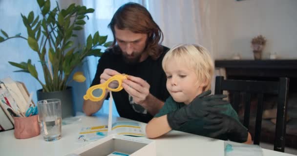 Keluarga bersama-sama mempersiapkan untuk membuat eksperimen pendidikan kimia di rumah. — Stok Video
