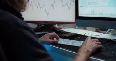 Finansal grafikleri analiz eden serbest çalışan işadamlarının arkadan bakışı cep telefonunu aldı