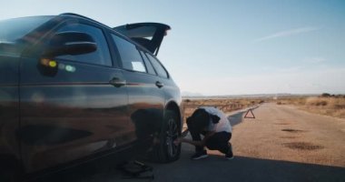 Genç bir kadın taşra yolunda giderken lastiği patlamış araba kazası geçirmiş. 