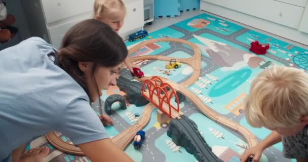 Família juntos mãe e criança brincando com brinquedos no quarto de cama — Vídeo de Stock